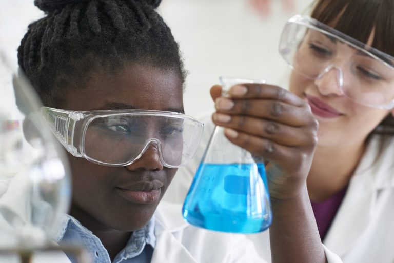 Cerremos la brecha: Día Internacional de la Mujer y la Niña en la Ciencia