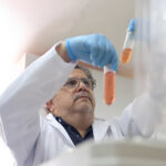 Premio Lorenzo Mendoza Fleury 2026: El Dr. Héctor Rangel es reconocido por sus aportes a la virología