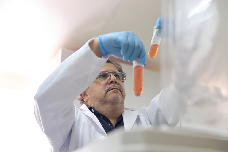 Premio Lorenzo Mendoza Fleury 2026: El Dr. Héctor Rangel es reconocido por sus aportes a la virología